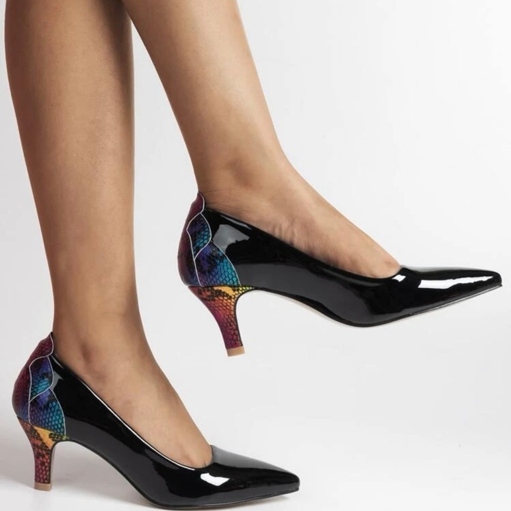 Snakeskin‎ print pumps